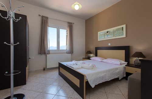 Melissourgakion Apartamento | Kamelia Villa with private pool, BBQ, playground, surrounded by nature!