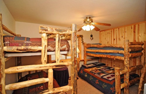 Upper Moonridge Casa | Dreamscape Villa backs ot the forest! Spa, pool table!