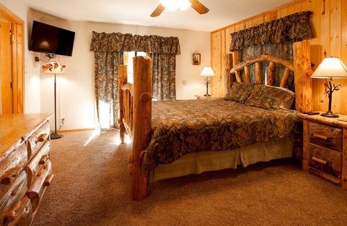 Upper Moonridge Casa | Dreamscape Villa backs ot the forest! Spa, pool table!