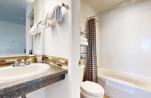 Lincoln City Apartamento | Upper-Floor Oceanview Studio, Perfect for Couples - Free WiFi, Dogs Allowed