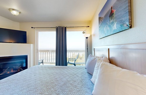 Lincoln City Apartamento | Oceanview Studio on the Main Level - Nearby Beach Access, Dogs Welcome