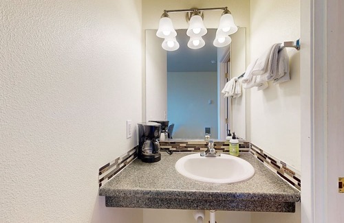 Lincoln City Apartamento | Oceanview Studio on the Main Level - Nearby Beach Access, Dogs Welcome
