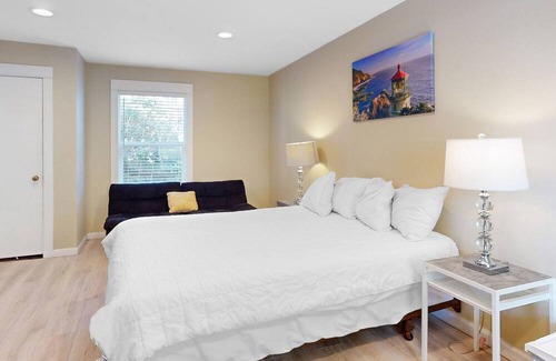 Lincoln City Apartamento | Lovely Studio with Great View & Nearby Beach Access - Dogs Welcome