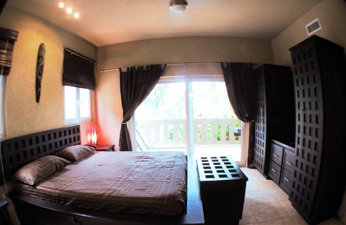 Antoneys Cay Condominio | Waterfront Luxury 3 Bedroom w/ Pool and Dock