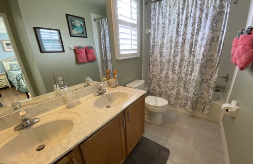 West Kissimmee Casa | Many themed rooms, private yard Lakeview, Close to Disney, 3 king masters CLEAN!