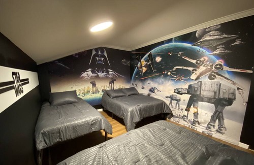 West Kissimmee Casa | Many themed rooms, private yard Lakeview, Close to Disney, 3 king masters CLEAN!