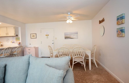 North Ocean City Condominio | Acogedor condominio de dos dormitorios, con temas de playa relajantes en un hermoso edificio frente al mar, ideal para familias