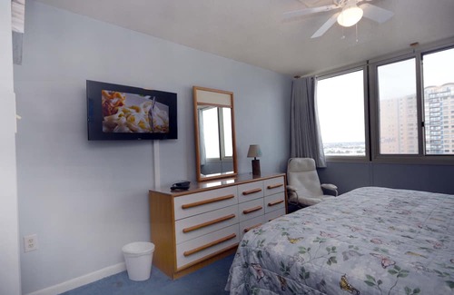North Ocean City Condominio | Acogedor condominio de dos dormitorios, con temas de playa relajantes en un hermoso edificio frente al mar, ideal para familias