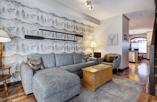 Canmore Chalet De Esquí | Heated Pool-side Chalet w/ Hot Tub | 2 bdrm 8 Guests | Walk anywhere in 15 mins!