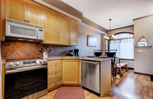 Canmore Chalet De Esquí | Heated Pool-side Chalet w/ Hot Tub | 2 bdrm 8 Guests | Walk anywhere in 15 mins!