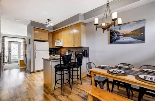 Canmore Chalet De Esquí | Heated Pool-side Chalet w/ Hot Tub | 2 bdrm 8 Guests | Walk anywhere in 15 mins!