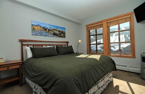 Copper Mountain Village Condominio | Slope View 3BR / 3BA. Lavadora y secadora en la unidad! ¡Todas las fechas de primavera restantes se redujeron!