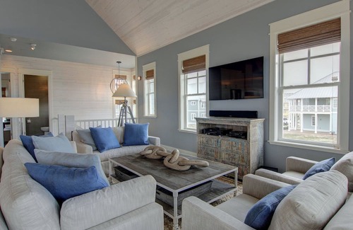 Cinnamon Shore Casa | Stunning Designer Home w/ Pool Views+Access to Cinnamon Shore Amenities