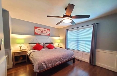 North Shore Casa | Shorely Heaven: WiFi, Disney+, Amazon Prime, YouTubeTV, (2) Kayaks Wide Water Lake Views