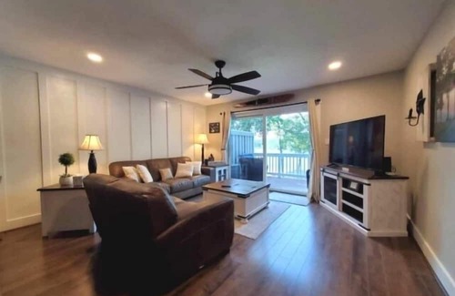North Shore Casa | Shorely Heaven: WiFi, Disney+, Amazon Prime, YouTubeTV, (2) Kayaks Wide Water Lake Views