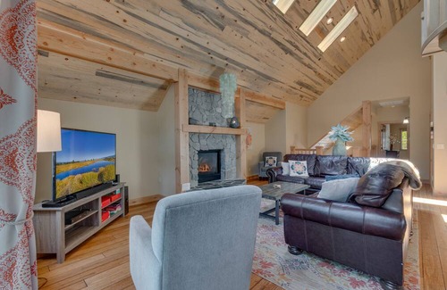 Pioneer Trail Casa | Impresionante casa de 4 dormitorios con jacuzzi en Tahoe Paradise-South Lake Tahoe