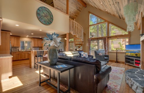 Pioneer Trail Casa | Impresionante casa de 4 dormitorios con jacuzzi en Tahoe Paradise-South Lake Tahoe