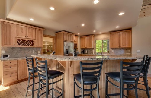 Pioneer Trail Casa | Impresionante casa de 4 dormitorios con jacuzzi en Tahoe Paradise-South Lake Tahoe