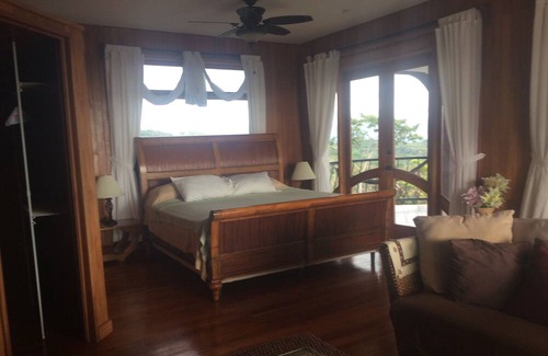 Manuel Antonio Villa | Luxurious 4 Bedroom Eco Friendly Mountain Estate with Gorgeous Ocean Views