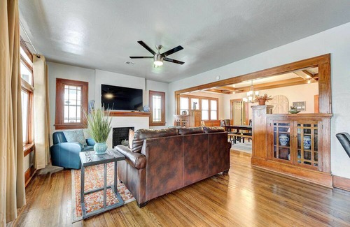 Asian District Casa | Classen Craftsman-near Asian dist., ample parking