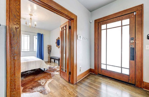 Asian District Casa | Classen Craftsman-near Asian dist., ample parking