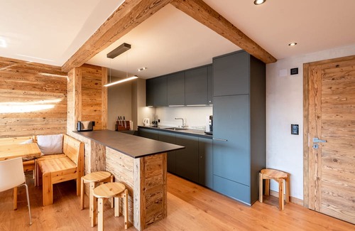 Verbier Apartamento | Completely renovated, bright 2 bedoom apartment with view on the village and the mountains. Its loca