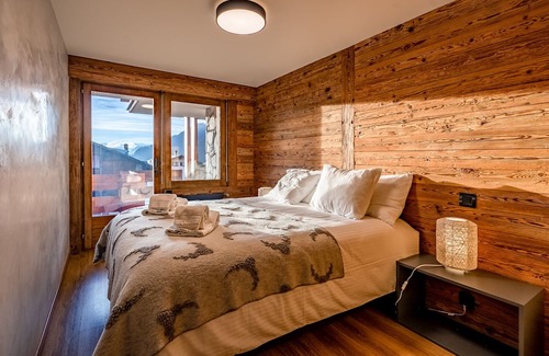 Verbier Apartamento | Completely renovated, bright 2 bedoom apartment with view on the village and the mountains. Its loca