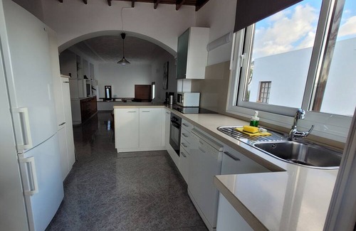 Puerto del Carmen Casa | Apartment located in prime location with sea views and just 150 meters from the beach