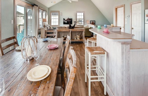 Rodanthe Casa | Disfrute de esta casa con vista al mar en Rodanthe con bañera de hidromasaje, fácil acceso a la playa, agradable para el perro