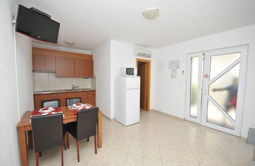 Okrug Gornji Apartamento | Family-friendly apartments by the sea Okrug Gornji Trogir Split