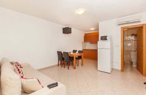 Okrug Gornji Apartamento | Family-friendly apartments by the sea Okrug Gornji Trogir Split