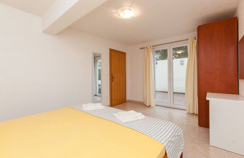 Okrug Gornji Apartamento | Family-friendly apartments by the sea Okrug Gornji Trogir Split