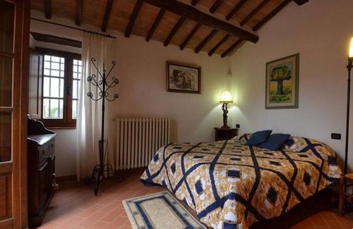 Castellina in Chianti Casa | Apartment with pool in village in Chainti