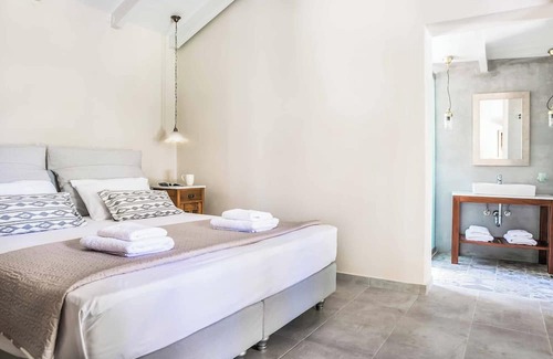 Argostoli Town Villa | Villa Fanari - This villa includes an private pool, WIFI & A/C