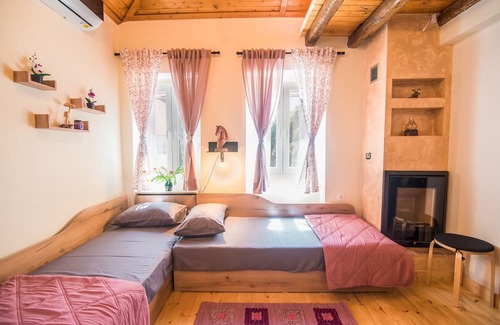 Chlomatiana Cabaña | Spiti Lagis - rustic cottage house with 1BR loft