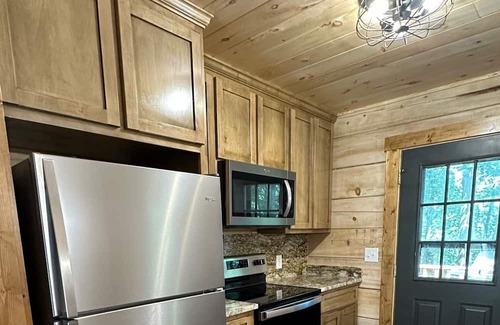 Boone Cabina | Renovated Blowing Rock Log Cabin near App SKi Mtn, ASU, & Tweetsie Railroad