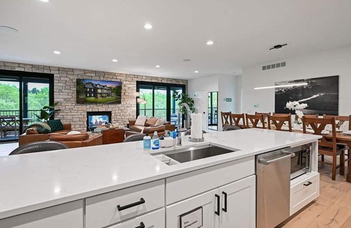 Nekoosa Casa | 6BR Sand Valley Lodge With Hot Tub Bar Putting Green