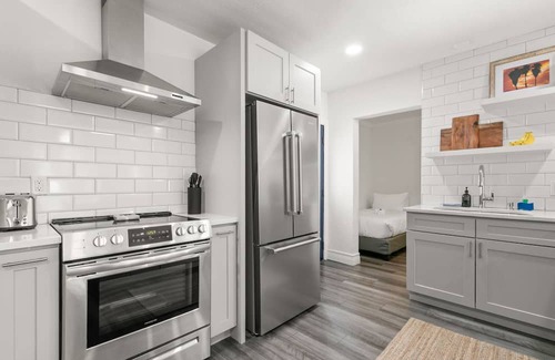 Courier City - Oscawana Apartamento | NEW Soho Sanctuary - Gorgeous Apartment Steps to S Howard Ave With Fenced Yard