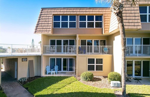 Crescent Beach Condominio | Beachfront Gem: Serene 2BD Haven With Pool & Views
