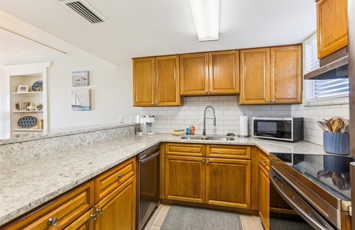 Crescent Beach Condominio | Beachfront Gem: Serene 2BD Haven With Pool & Views