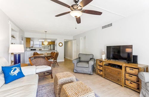 Crescent Beach Condominio | Beachfront Gem: Serene 2BD Haven With Pool & Views
