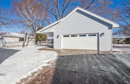 Green Bay Casa | House w Finished Garage Walk to Lambeau Bars Resch