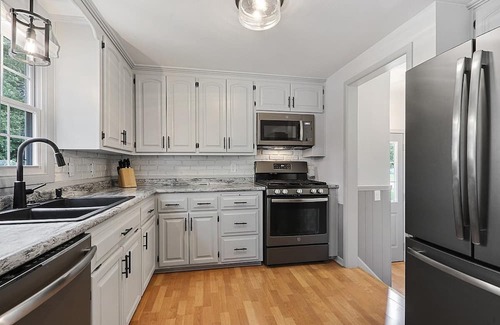 Green Bay Casa | House w Finished Garage Walk to Lambeau Bars Resch