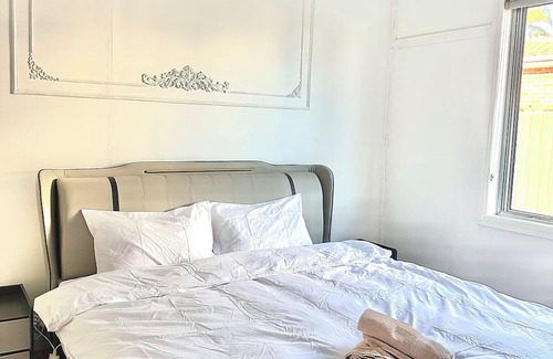 Bankstown Casa | Modern Vintage Single & King size Rooms