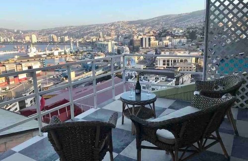 Playa Ancha Casa | Casa porteña en cerro Artilleria