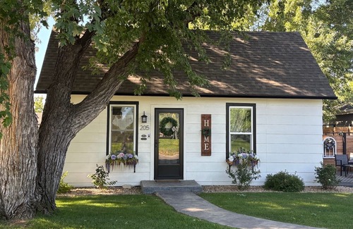 Windsor Casa | Windsor Farmhouse Family Fun, Yard & Fireplace