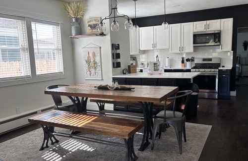 Windsor Casa | Windsor Farmhouse Family Fun, Yard & Fireplace