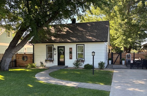 Windsor Casa | Windsor Farmhouse Family Fun, Yard & Fireplace