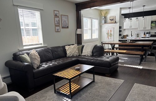 Windsor Casa | Windsor Farmhouse Family Fun, Yard & Fireplace