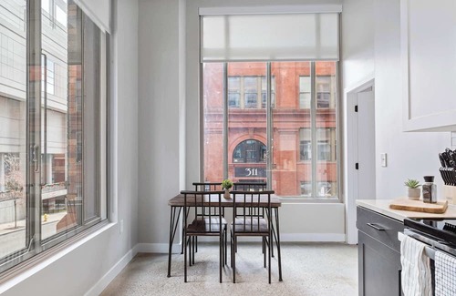 Downtown Cincinnati Apartamento | CozySuites at Textile